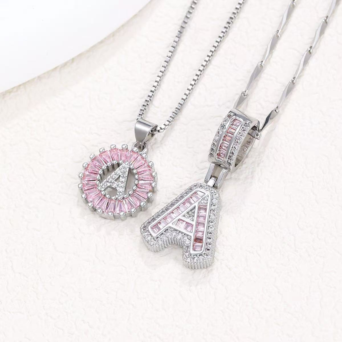 Zestaw 2 naszyjników 14k z diamentowym inicjałem litery (edycja limitowana Pink)