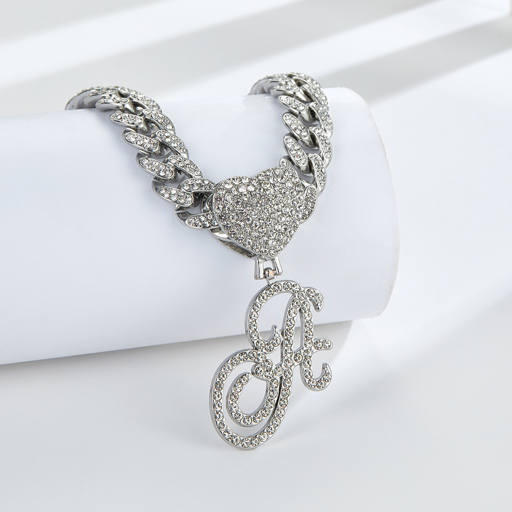 Collana cubana con cuore e iniziale in corsivo, impreziosita da diamanti