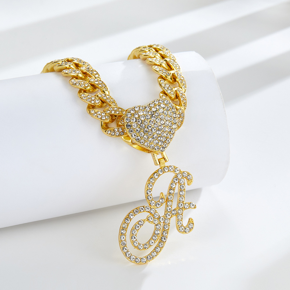 Collana cubana con cuore e iniziale in corsivo, impreziosita da diamanti