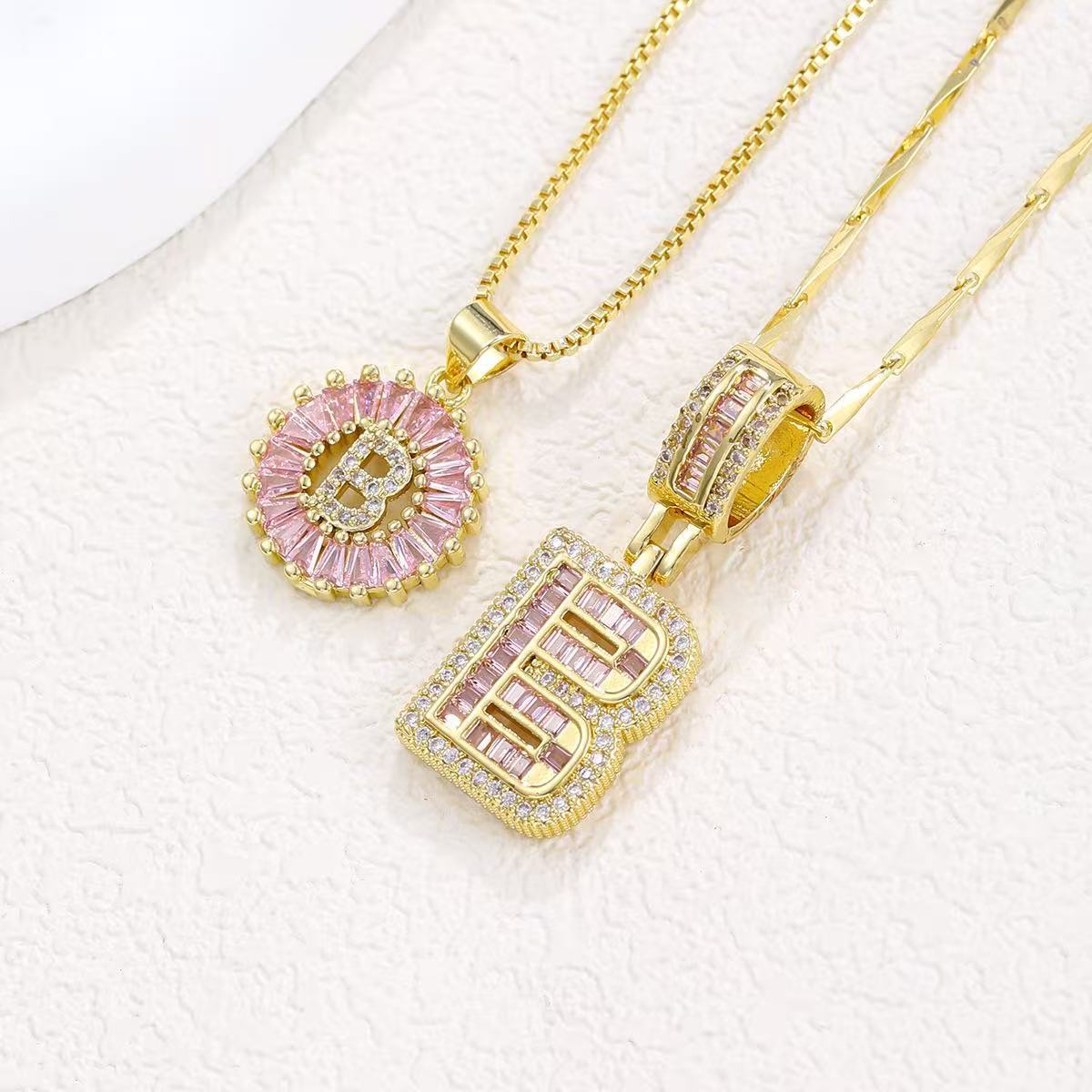 Zestaw 2 naszyjników 14k z diamentowym inicjałem litery (edycja limitowana Pink)