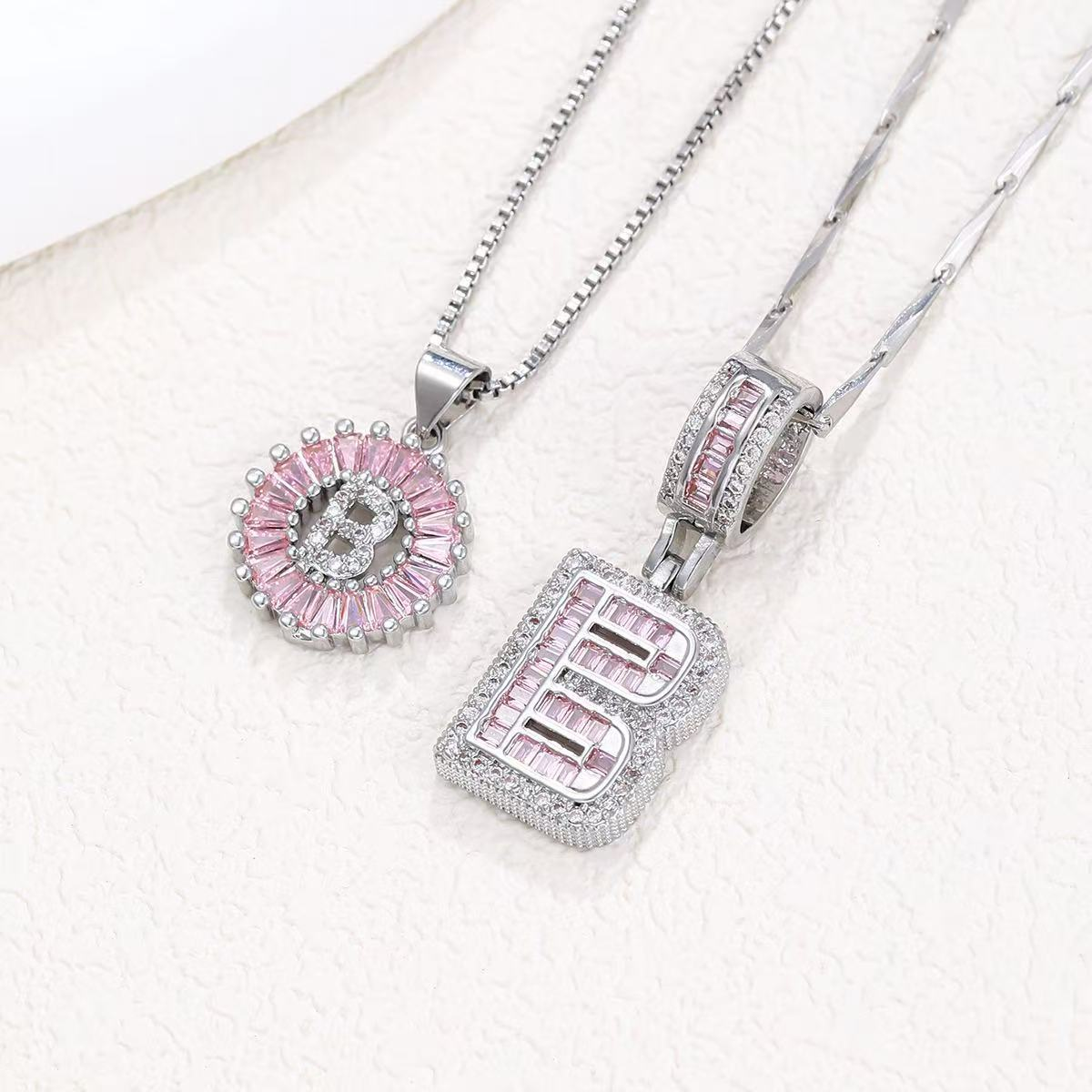 Zestaw 2 naszyjników 14k z diamentowym inicjałem litery (edycja limitowana Pink)