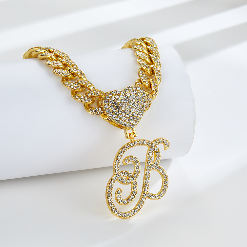 Collana cubana con cuore e iniziale in corsivo, impreziosita da diamanti