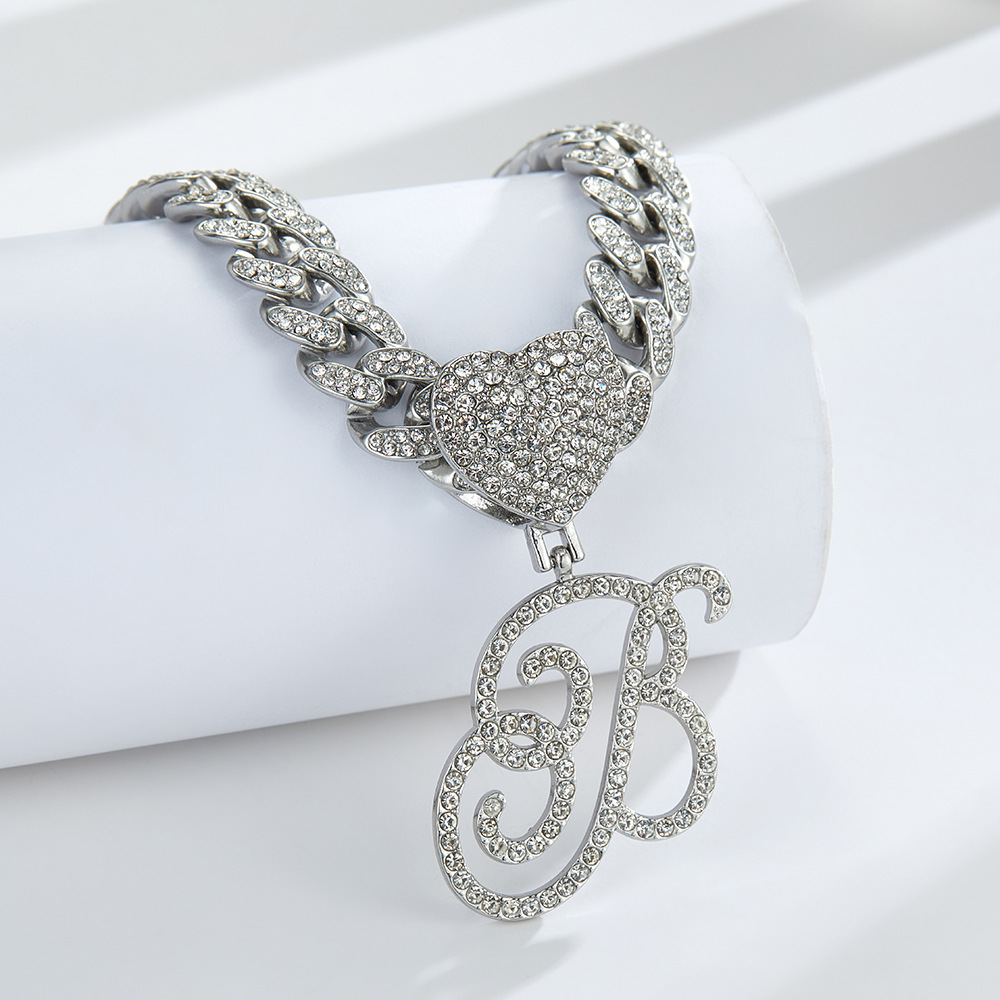 Collana cubana con cuore e iniziale in corsivo, impreziosita da diamanti