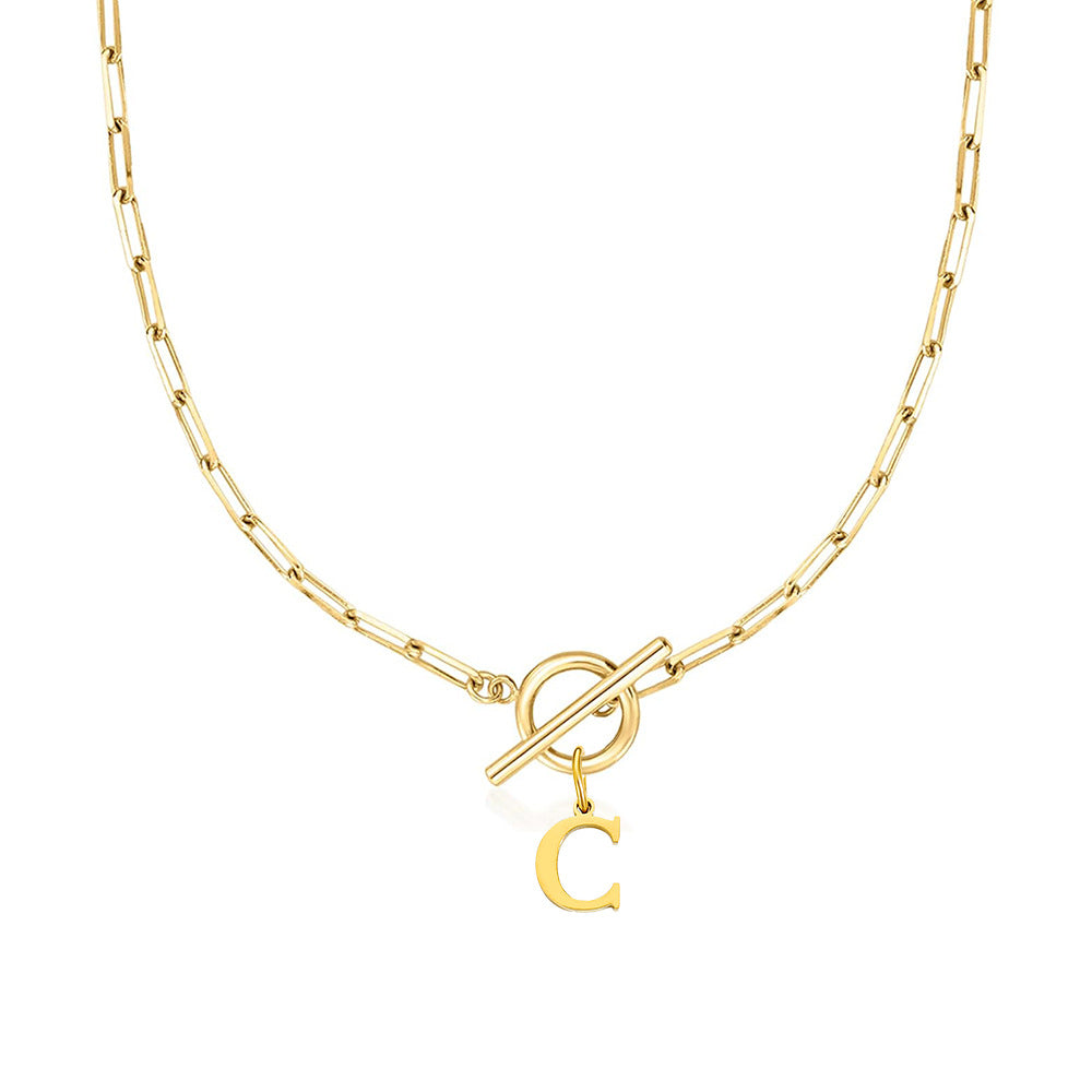 Collier à maillons trombone avec initiale en médaillon et fermoir à verrou