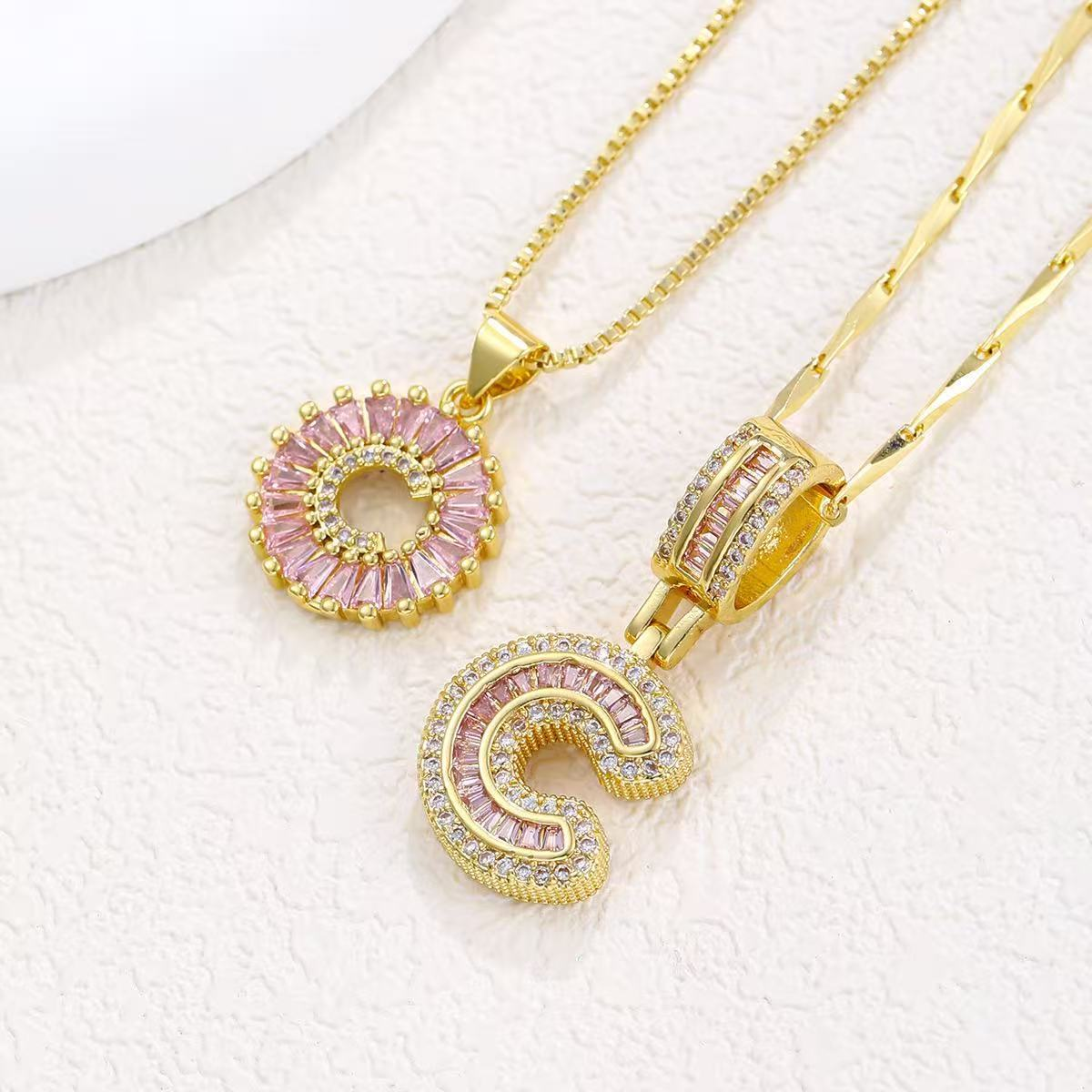 Zestaw 2 naszyjników 14k z diamentowym inicjałem litery (edycja limitowana Pink)