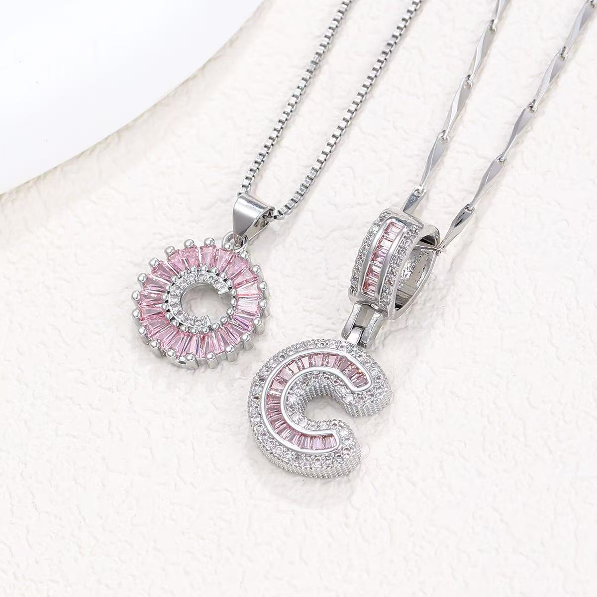 Zestaw 2 naszyjników 14k z diamentowym inicjałem litery (edycja limitowana Pink)