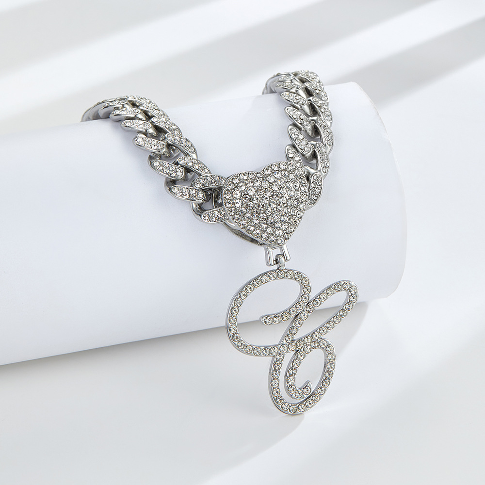 Collana cubana con cuore e iniziale in corsivo, impreziosita da diamanti