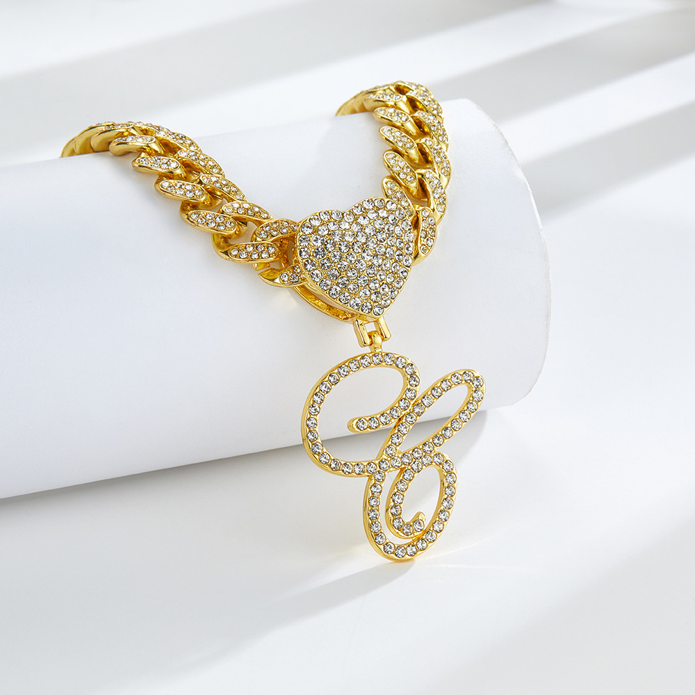 Collana cubana con cuore e iniziale in corsivo, impreziosita da diamanti