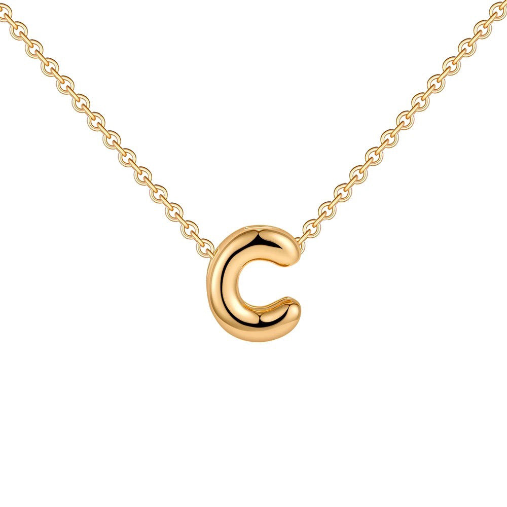 Collana delicata con iniziale a caratteri bombati