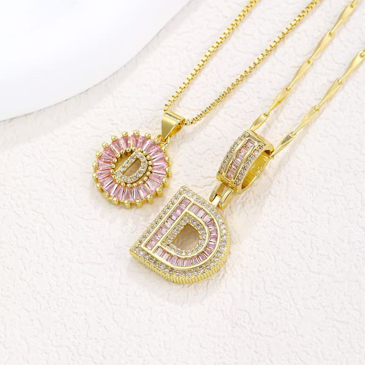Zestaw 2 naszyjników 14k z diamentowym inicjałem litery (edycja limitowana Pink)