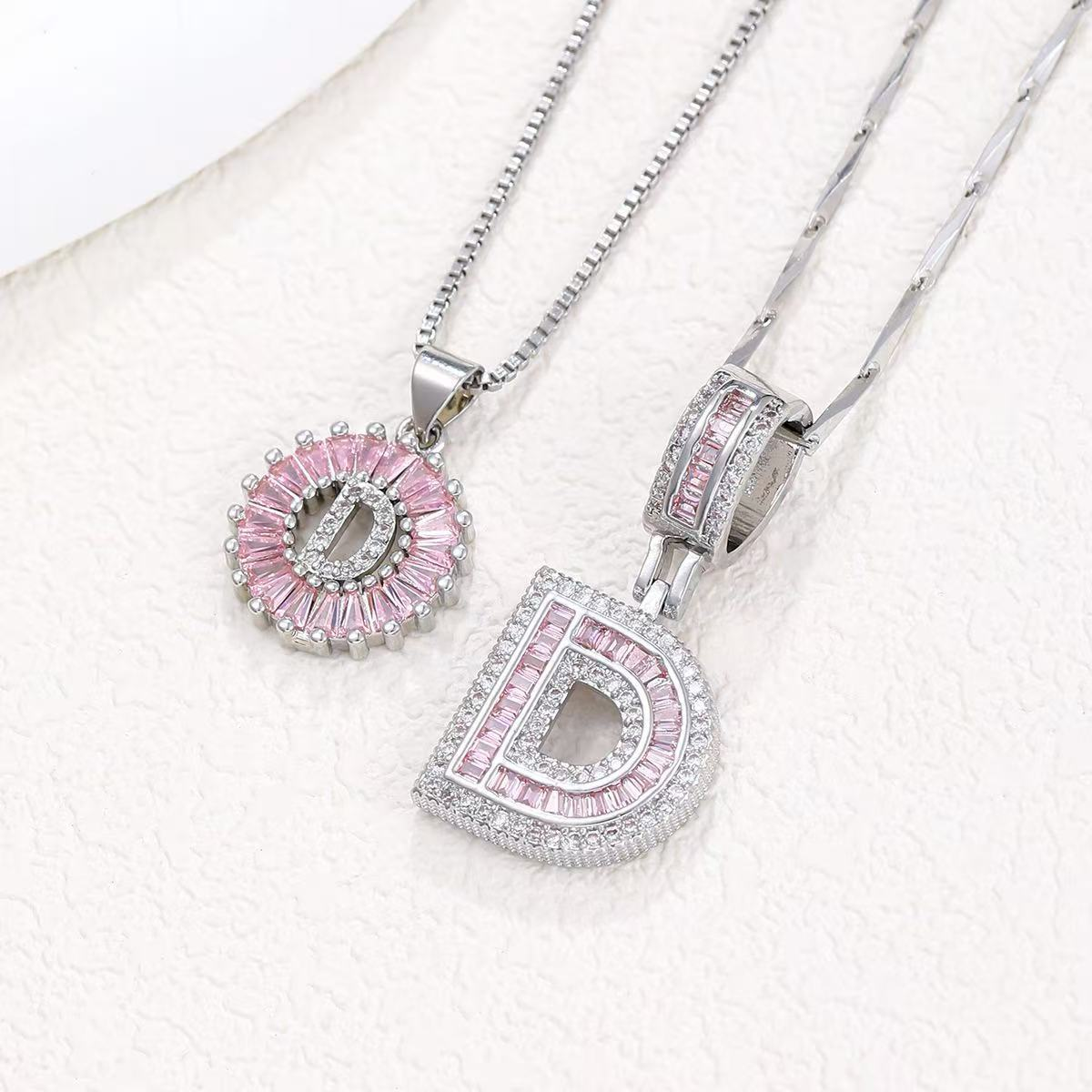 Zestaw 2 naszyjników 14k z diamentowym inicjałem litery (edycja limitowana Pink)