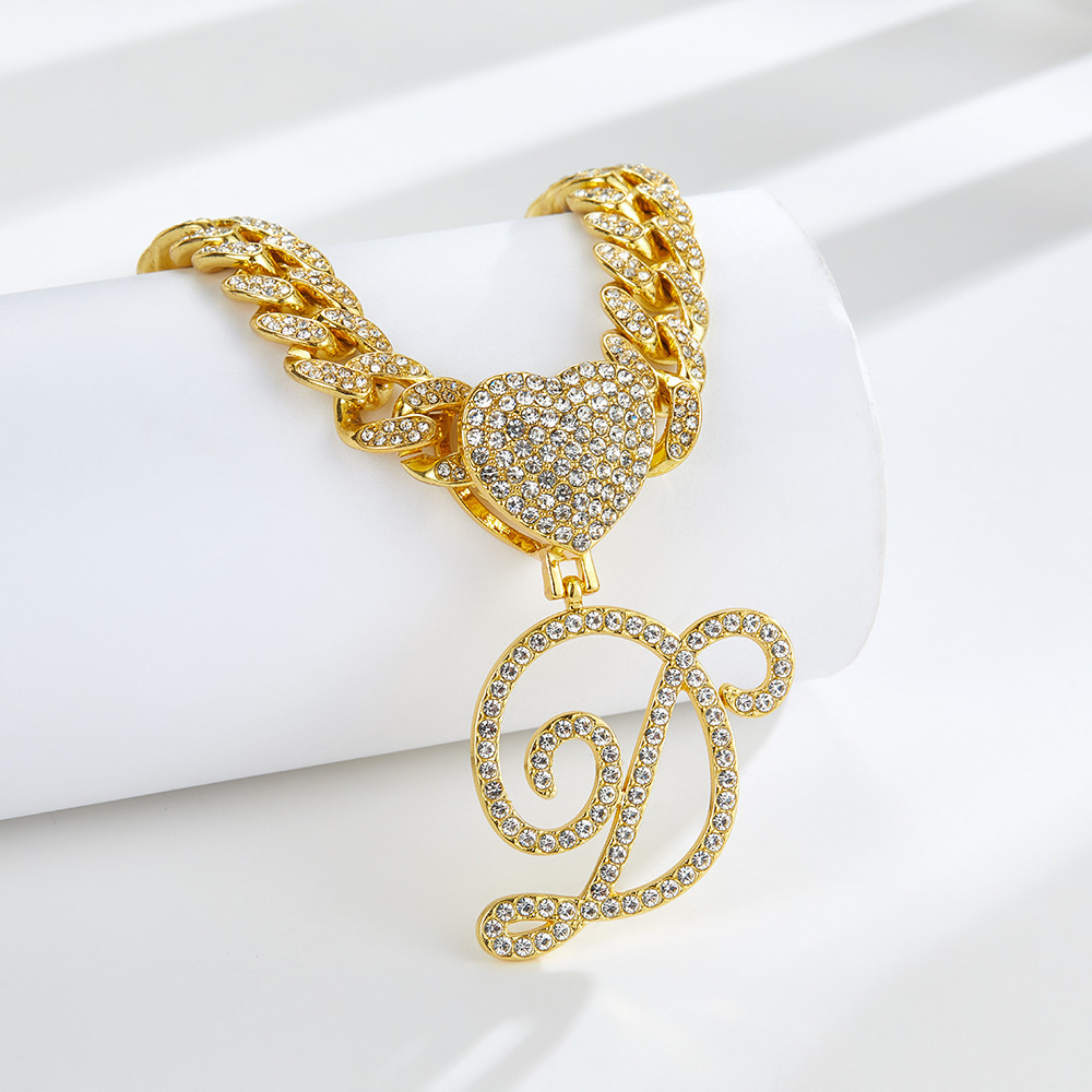 Collana cubana con cuore e iniziale in corsivo, impreziosita da diamanti