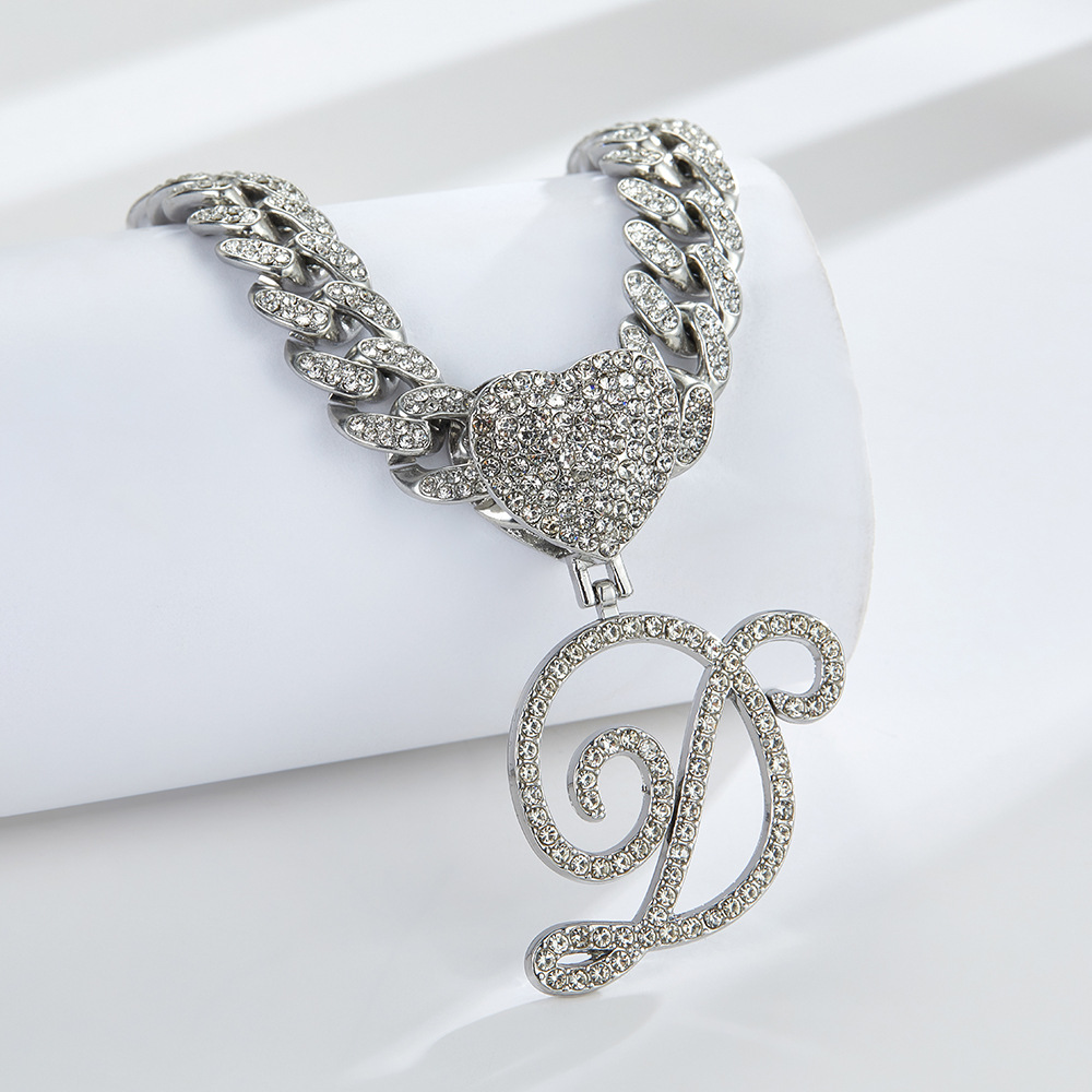 Collana cubana con cuore e iniziale in corsivo, impreziosita da diamanti