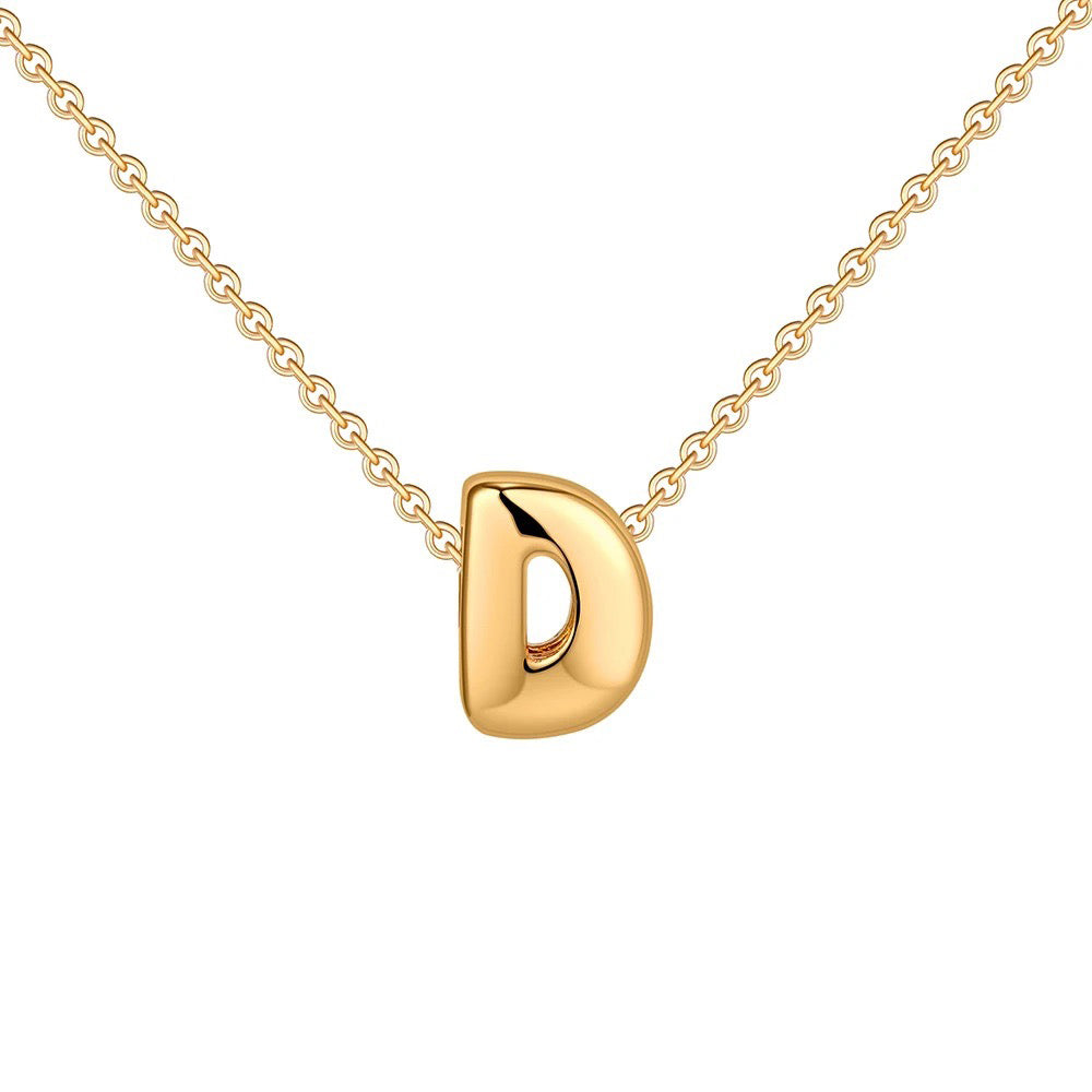 Collana delicata con iniziale a caratteri bombati
