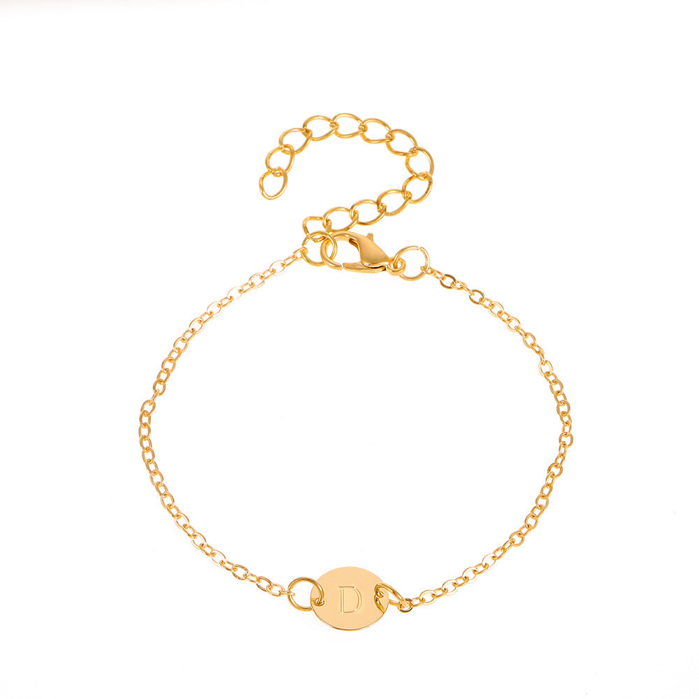 Bracelet délicat à chaîne orné d’un pendentif avec initiale