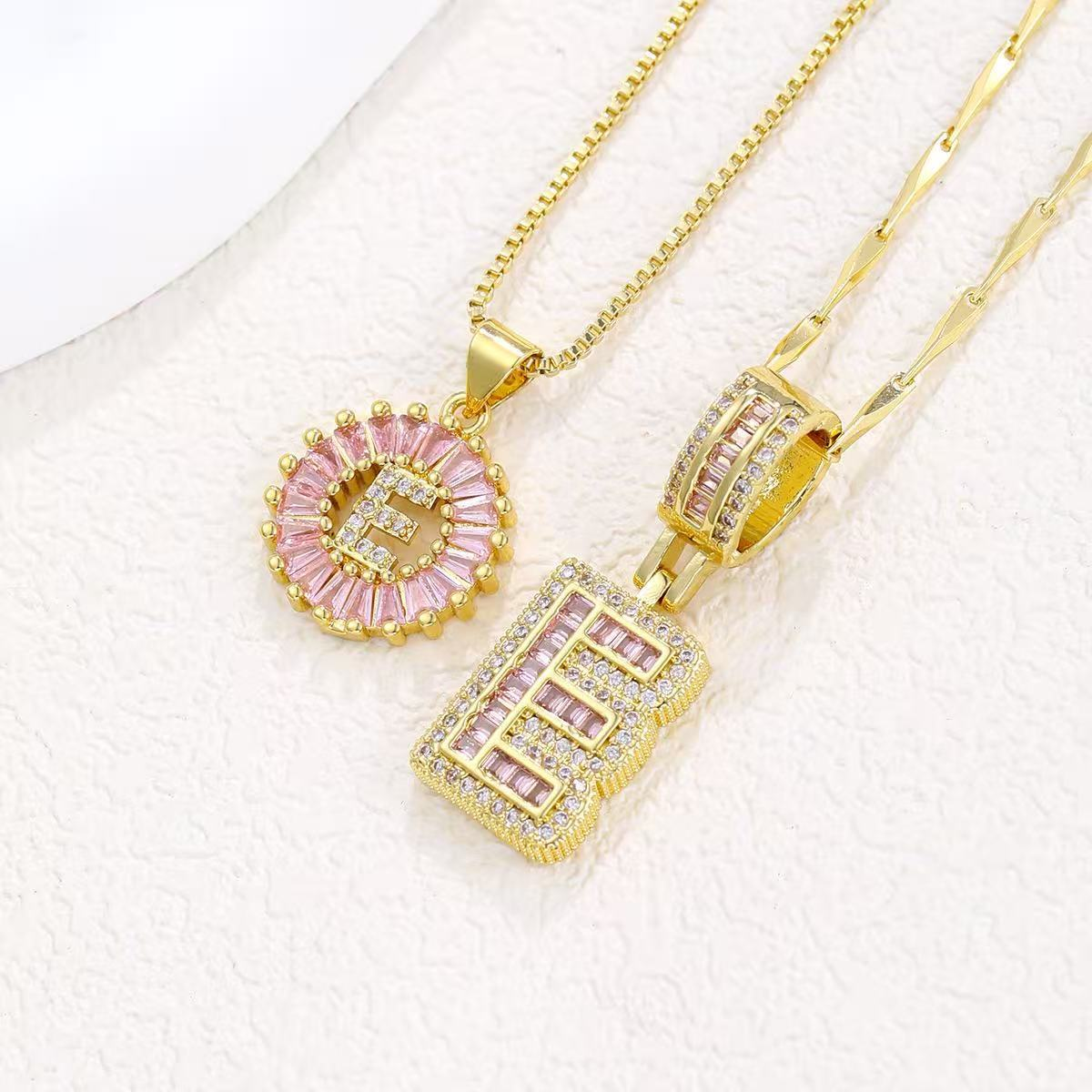 Zestaw 2 naszyjników 14k z diamentowym inicjałem litery (edycja limitowana Pink)