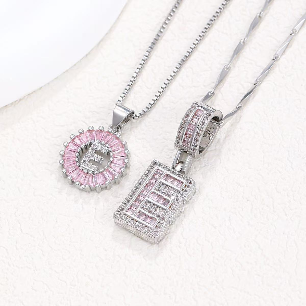 Zestaw 2 naszyjników 14k z diamentowym inicjałem litery (edycja limitowana Pink)