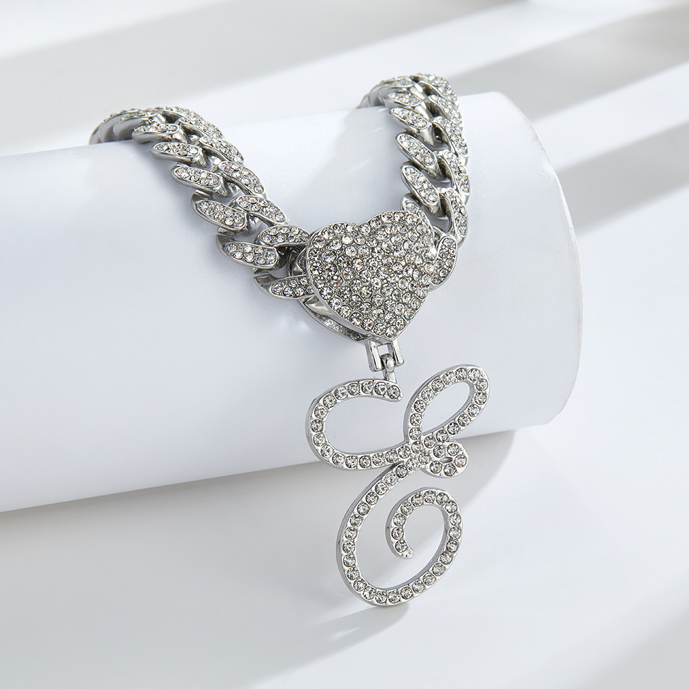 Collana cubana con cuore e iniziale in corsivo, impreziosita da diamanti