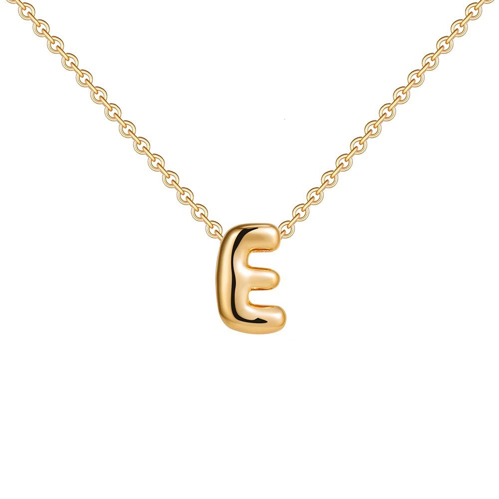 Collana delicata con iniziale a caratteri bombati