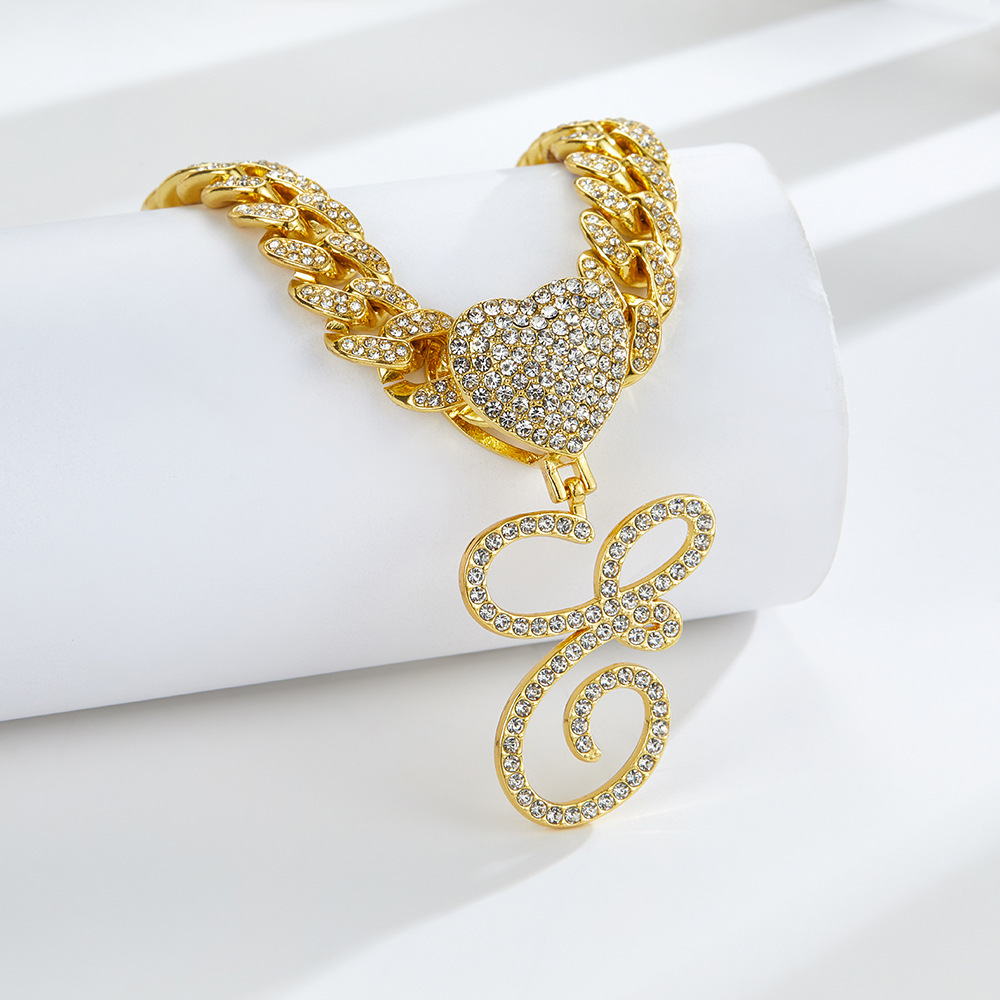 Collana cubana con cuore e iniziale in corsivo, impreziosita da diamanti