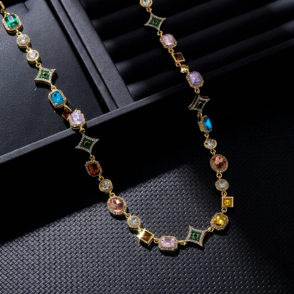 Collana con gemme geometriche colorate