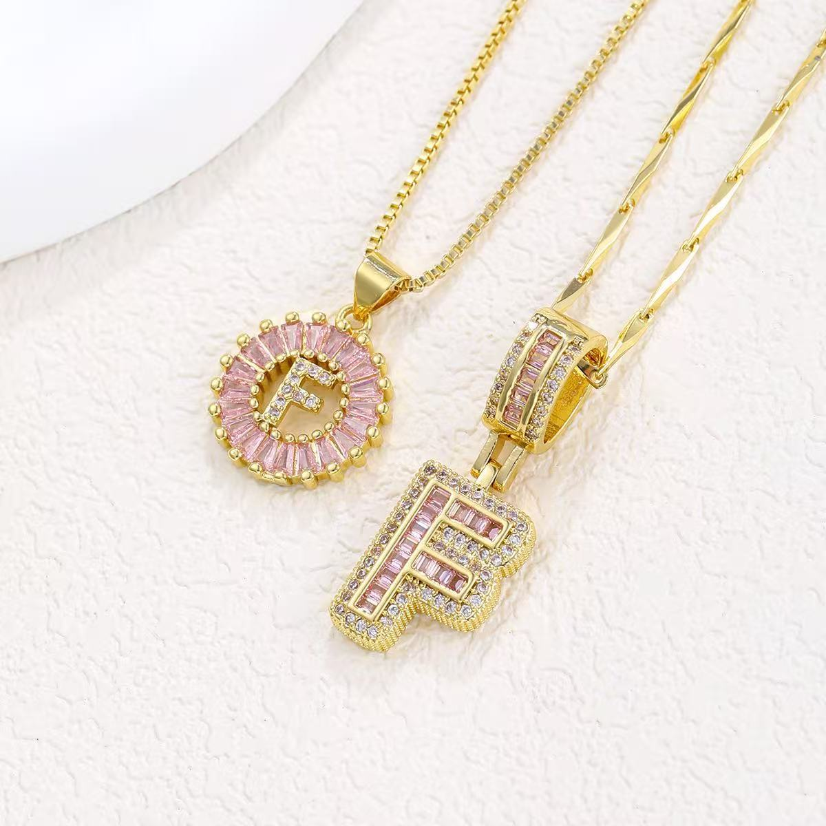 Zestaw 2 naszyjników 14k z diamentowym inicjałem litery (edycja limitowana Pink)