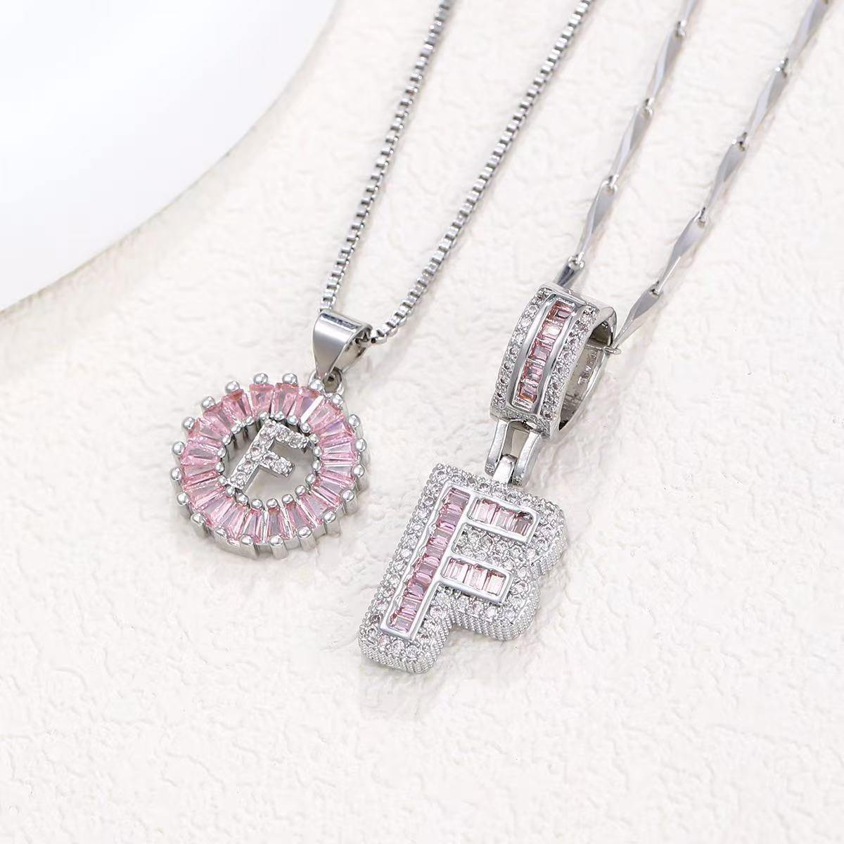 Zestaw 2 naszyjników 14k z diamentowym inicjałem litery (edycja limitowana Pink)