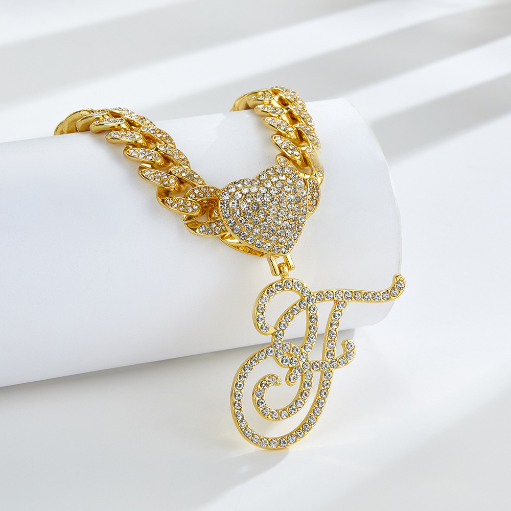 Collana cubana con cuore e iniziale in corsivo, impreziosita da diamanti