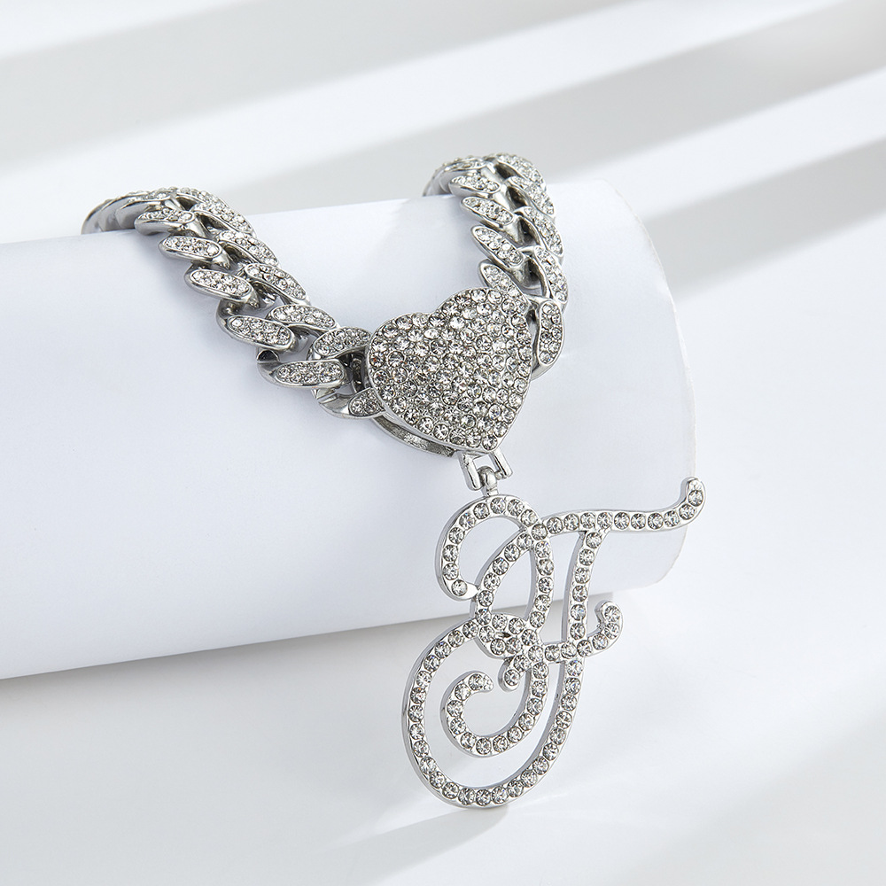 Collana cubana con cuore e iniziale in corsivo, impreziosita da diamanti