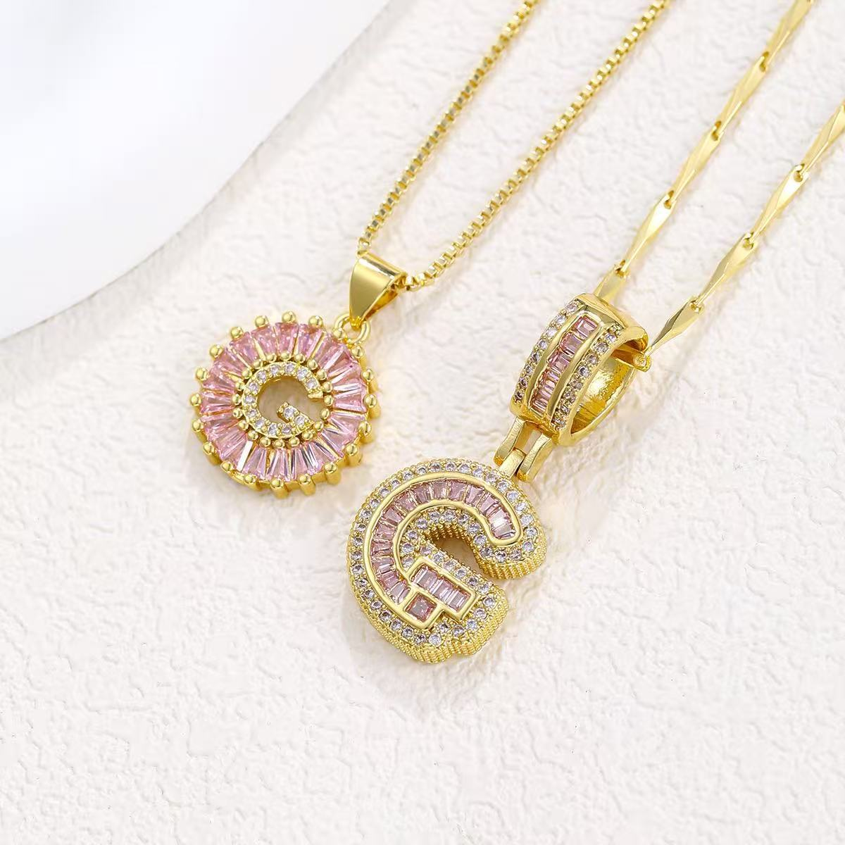 Zestaw 2 naszyjników 14k z diamentowym inicjałem litery (edycja limitowana Pink)