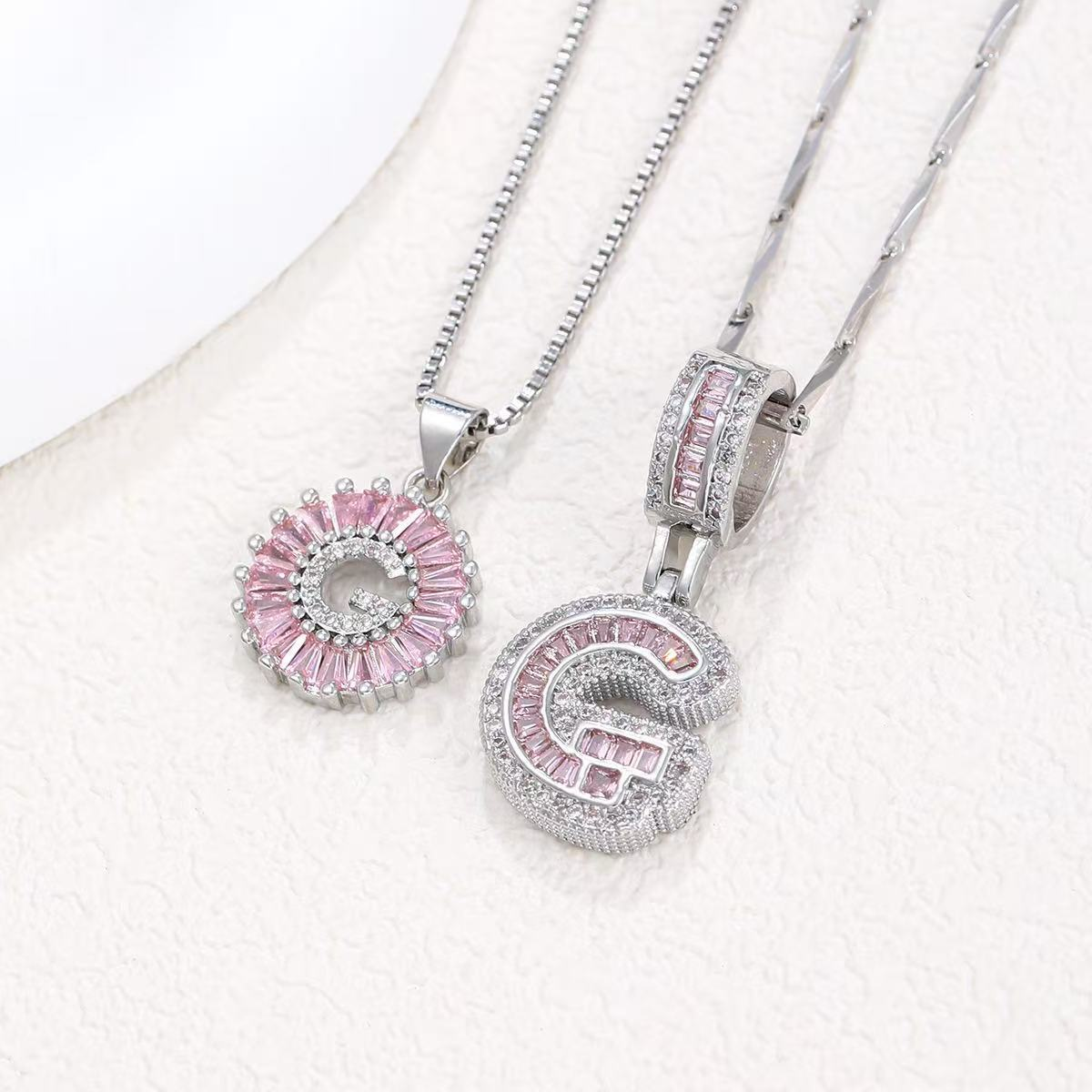 Zestaw 2 naszyjników 14k z diamentowym inicjałem litery (edycja limitowana Pink)