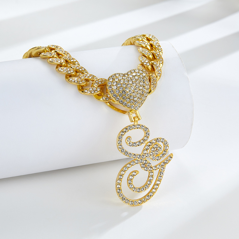 Collana cubana con cuore e iniziale in corsivo, impreziosita da diamanti