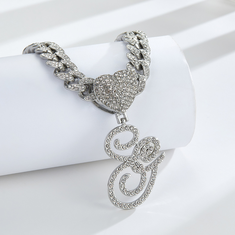 Collana cubana con cuore e iniziale in corsivo, impreziosita da diamanti