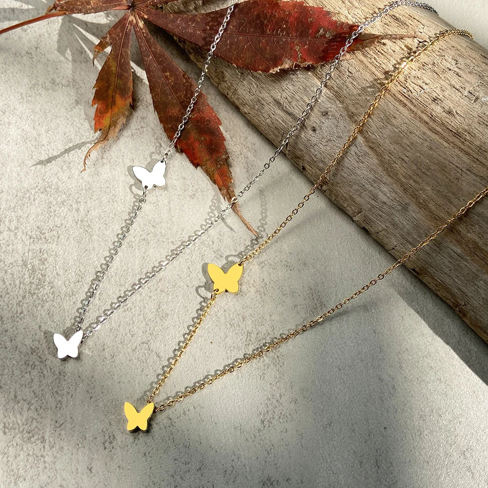 Collana delicata con farfalla svolazzante