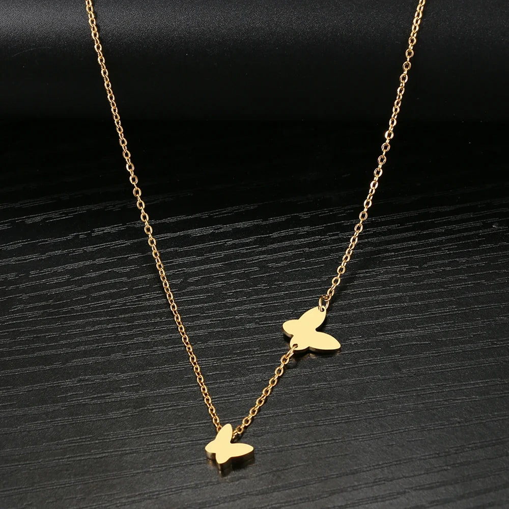 Collana delicata con farfalla svolazzante