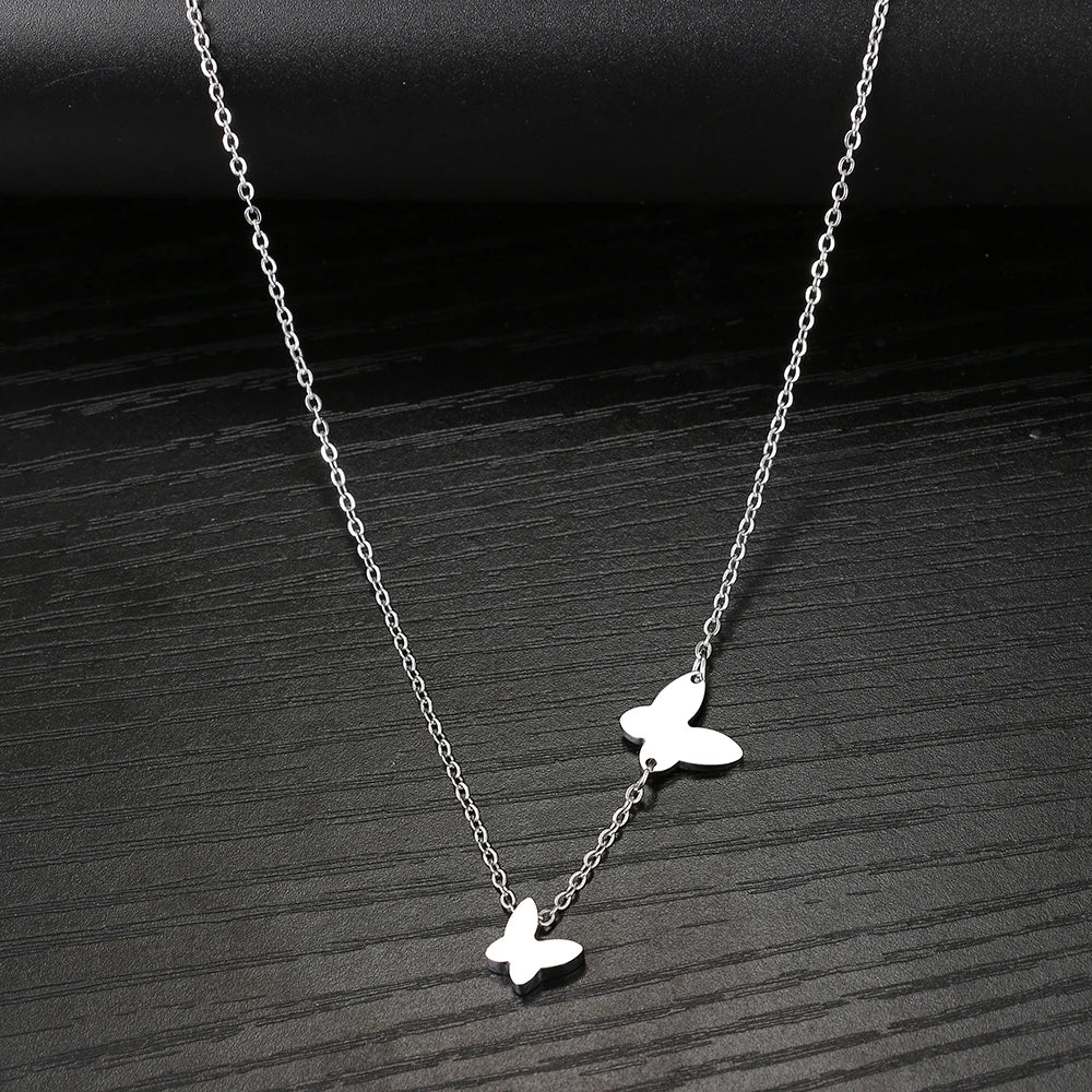 Collana delicata con farfalla svolazzante