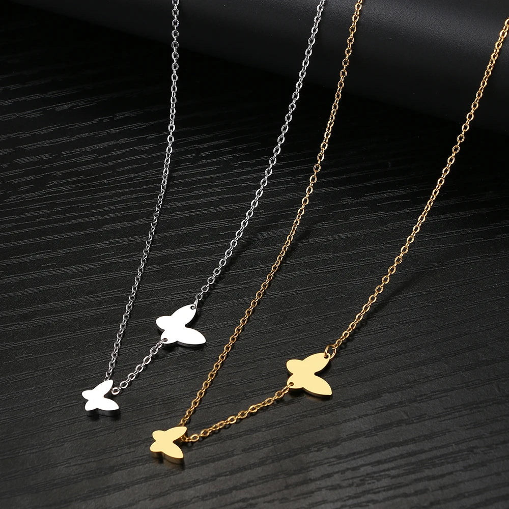 Collana delicata con farfalla svolazzante