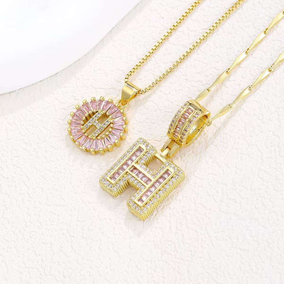 Zestaw 2 naszyjników 14k z diamentowym inicjałem litery (edycja limitowana Pink)