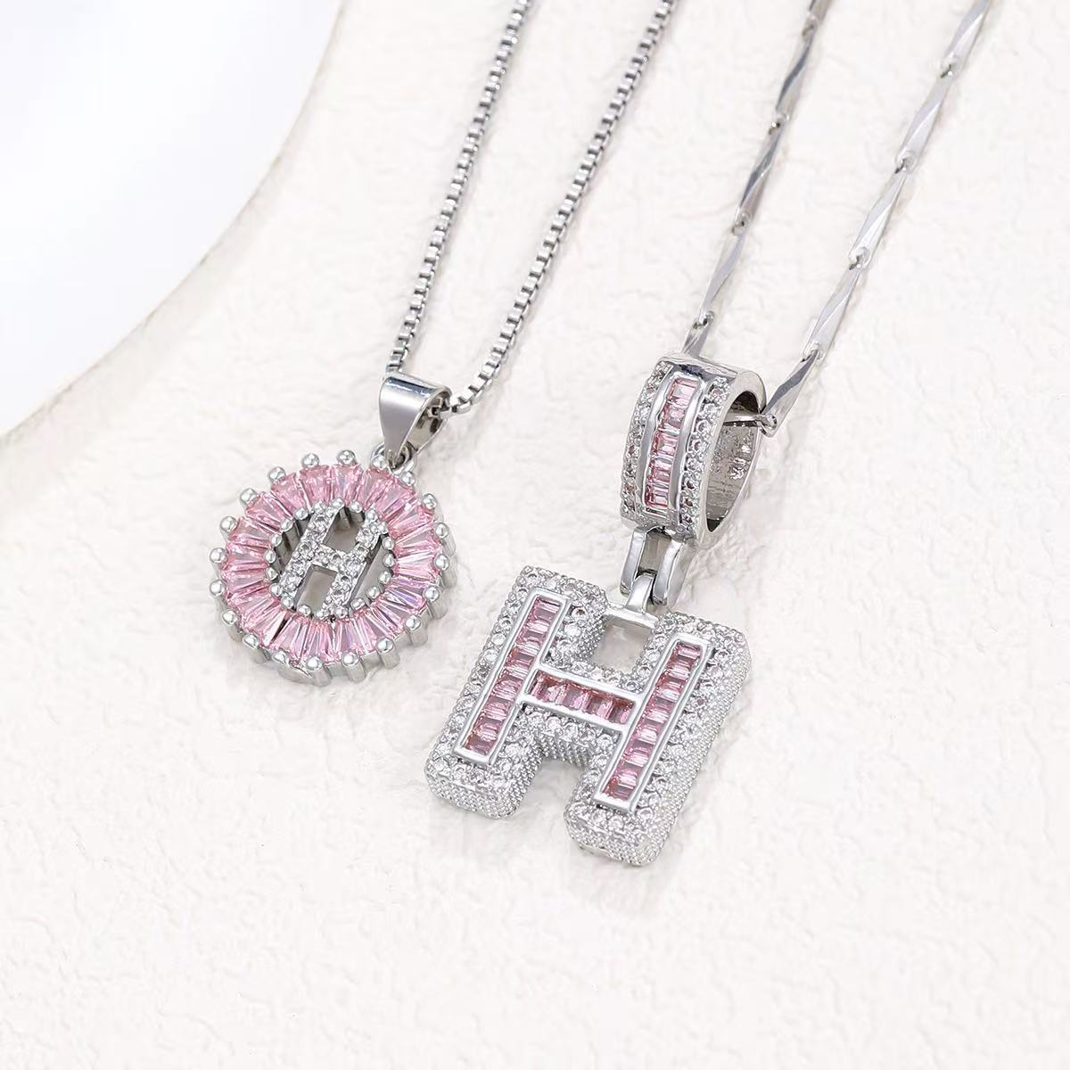 Zestaw 2 naszyjników 14k z diamentowym inicjałem litery (edycja limitowana Pink)