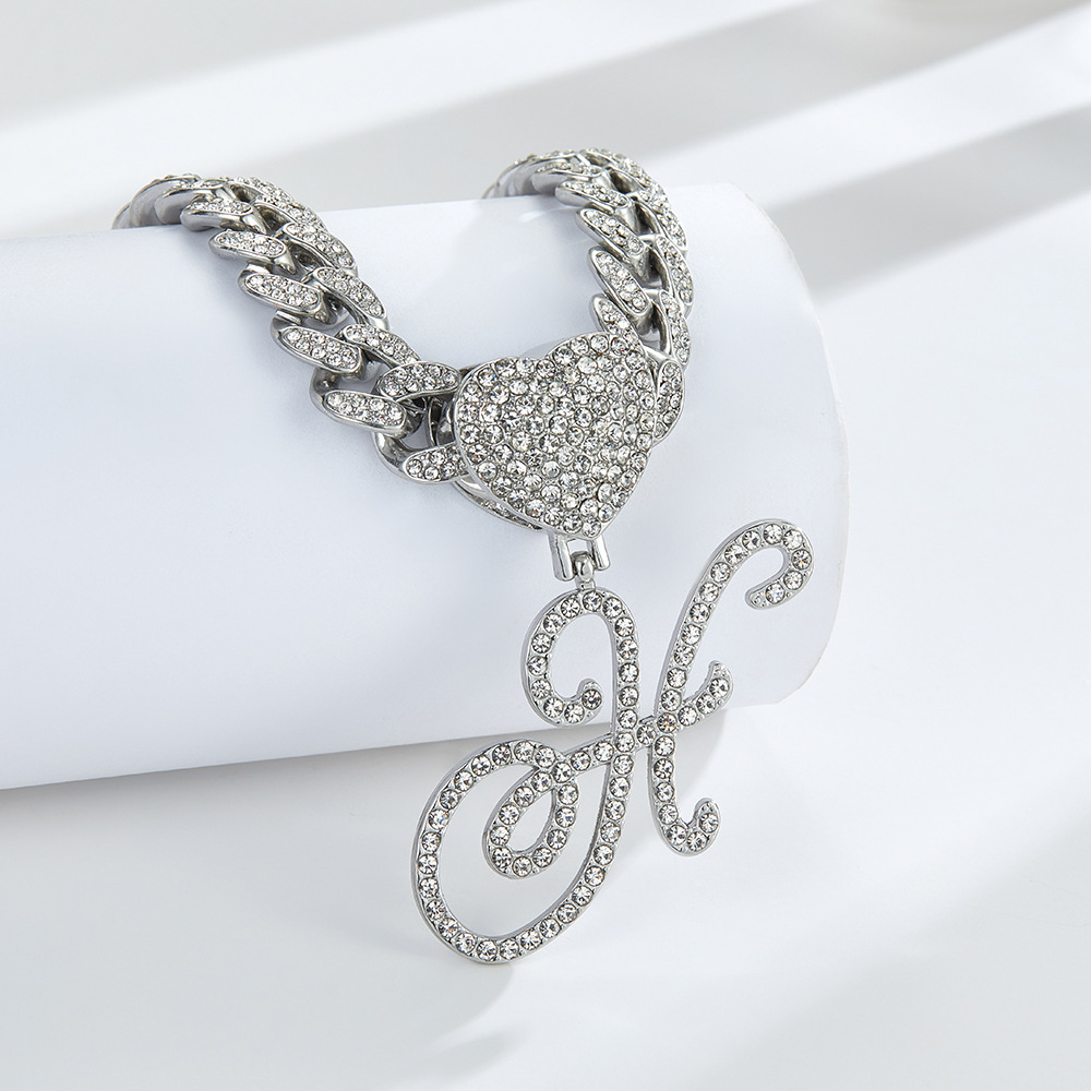 Collana cubana con cuore e iniziale in corsivo, impreziosita da diamanti