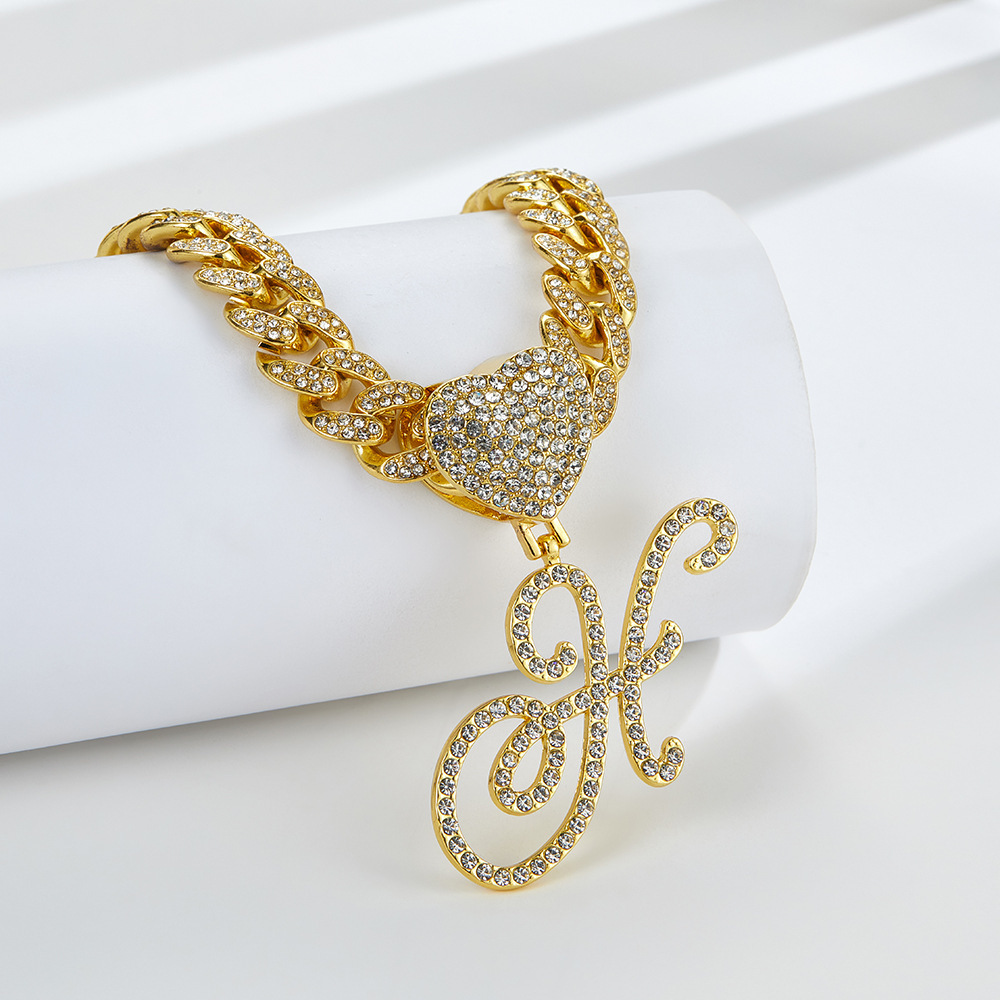 Collana cubana con cuore e iniziale in corsivo, impreziosita da diamanti