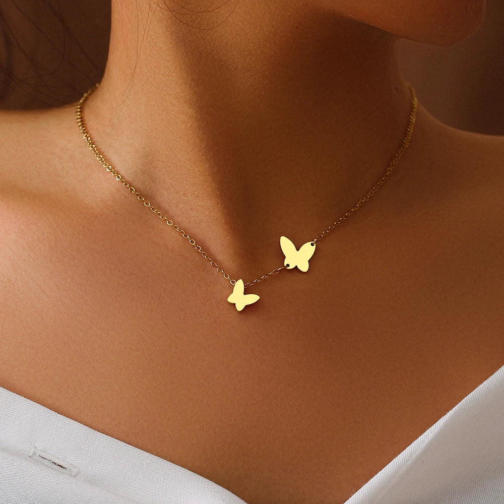 Collana delicata con farfalla svolazzante