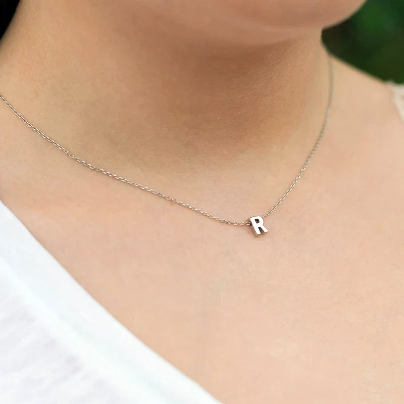 Collar delicado minimalista con inicial