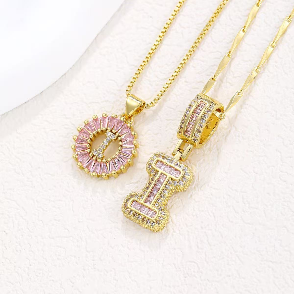 Zestaw 2 naszyjników 14k z diamentowym inicjałem litery (edycja limitowana Pink)
