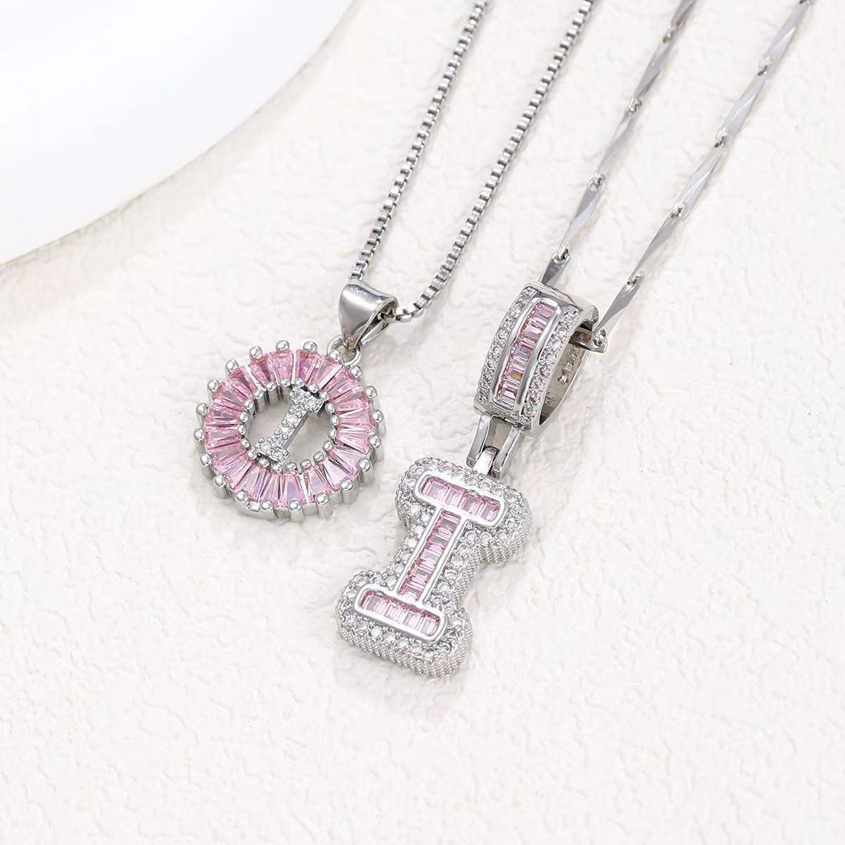 Zestaw 2 naszyjników 14k z diamentowym inicjałem litery (edycja limitowana Pink)