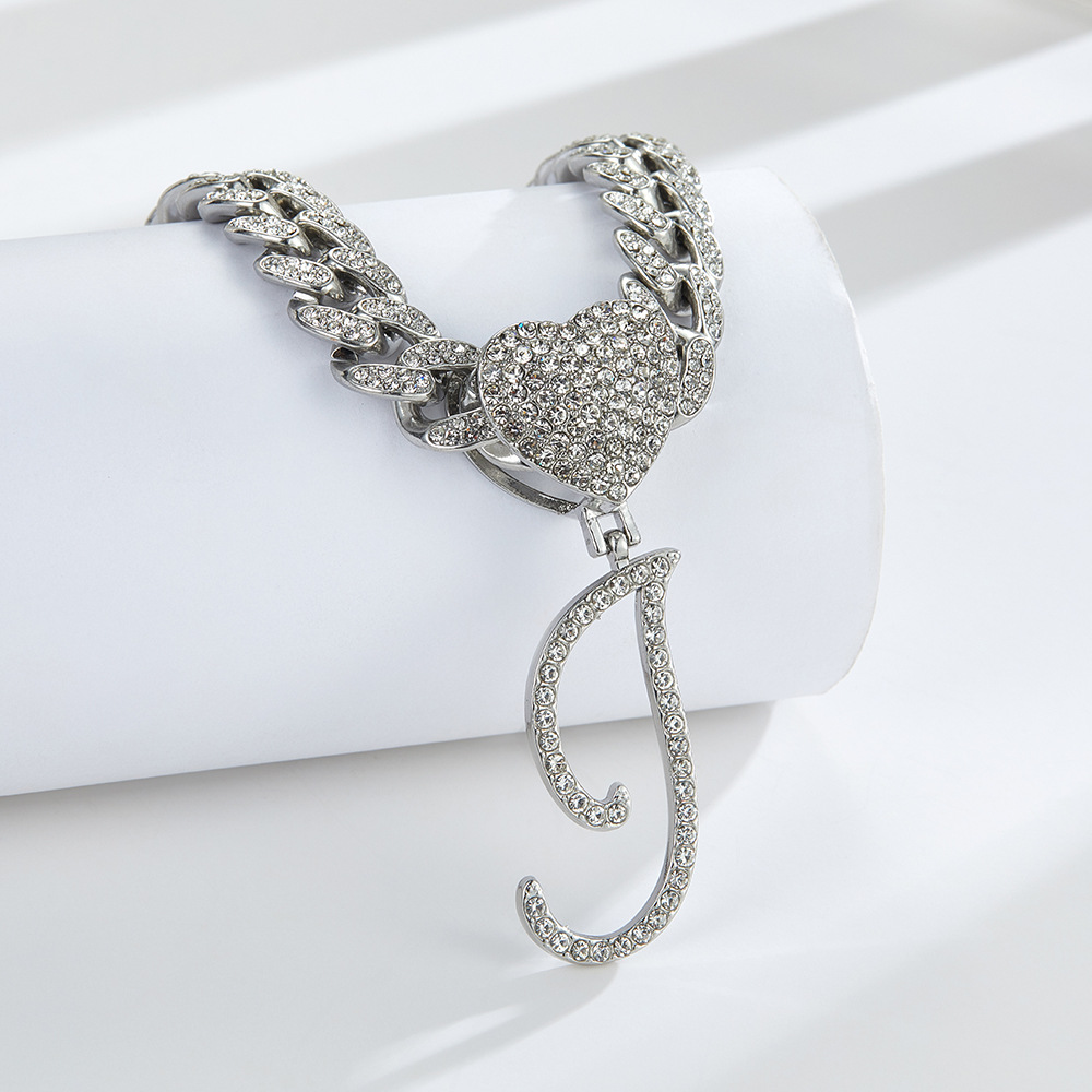 Collana cubana con cuore e iniziale in corsivo, impreziosita da diamanti