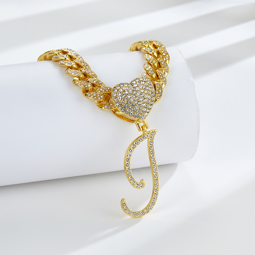 Collana cubana con cuore e iniziale in corsivo, impreziosita da diamanti