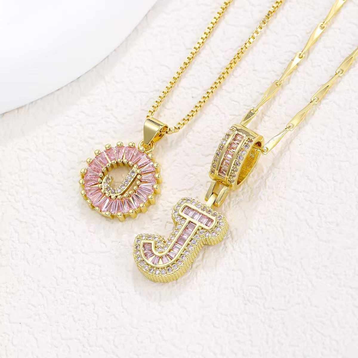 Zestaw 2 naszyjników 14k z diamentowym inicjałem litery (edycja limitowana Pink)
