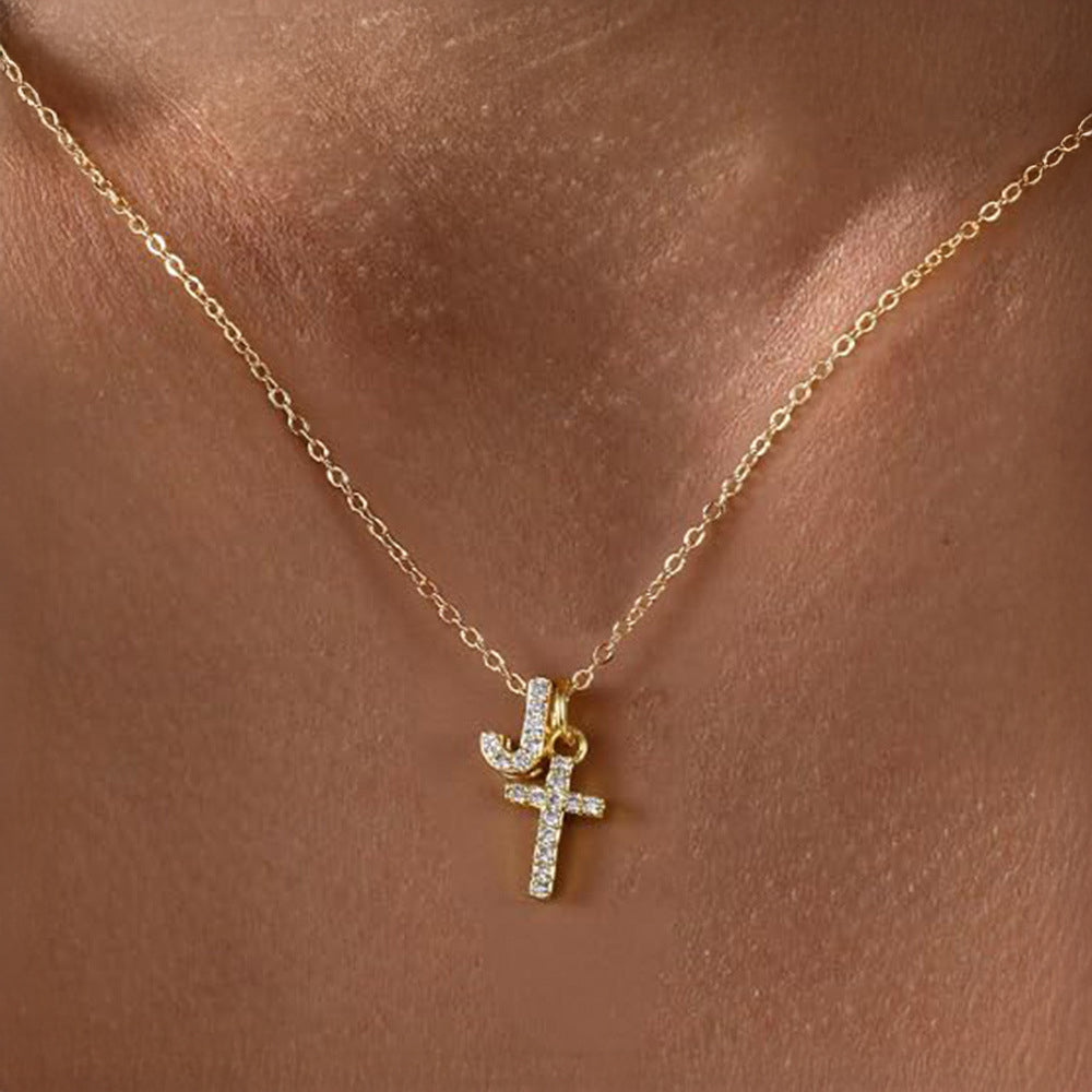 Collar delicado con inicial de diamante y cruz