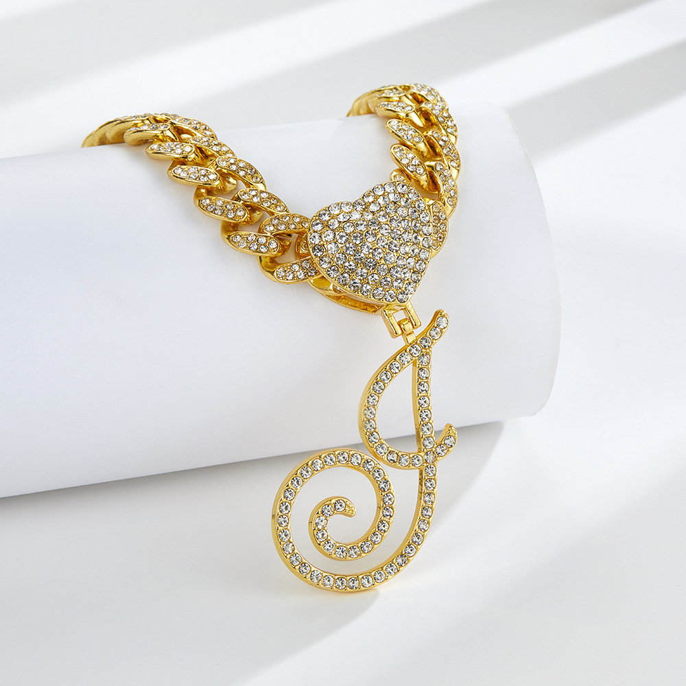 Collana cubana con cuore e iniziale in corsivo, impreziosita da diamanti